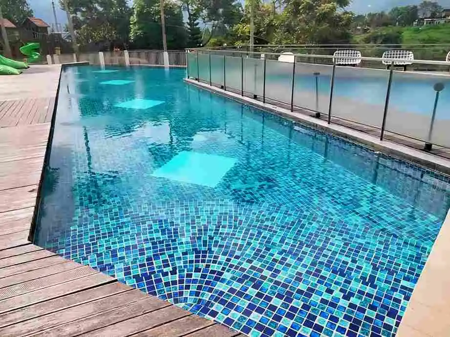 kolam rennag di pariwisata dengan keramik mozaik yang indah